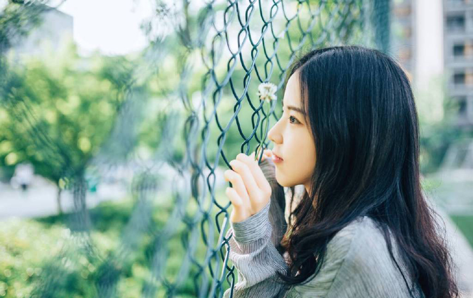生命如横越的大海，我们相聚在一这条小船上。死时，我们便到了岸，各去各的世界。